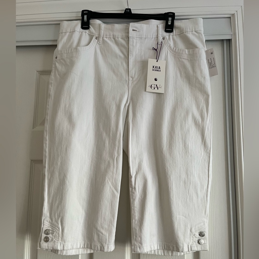 NWT Woman’s Gloria Vanderbilt Skimmer Capris